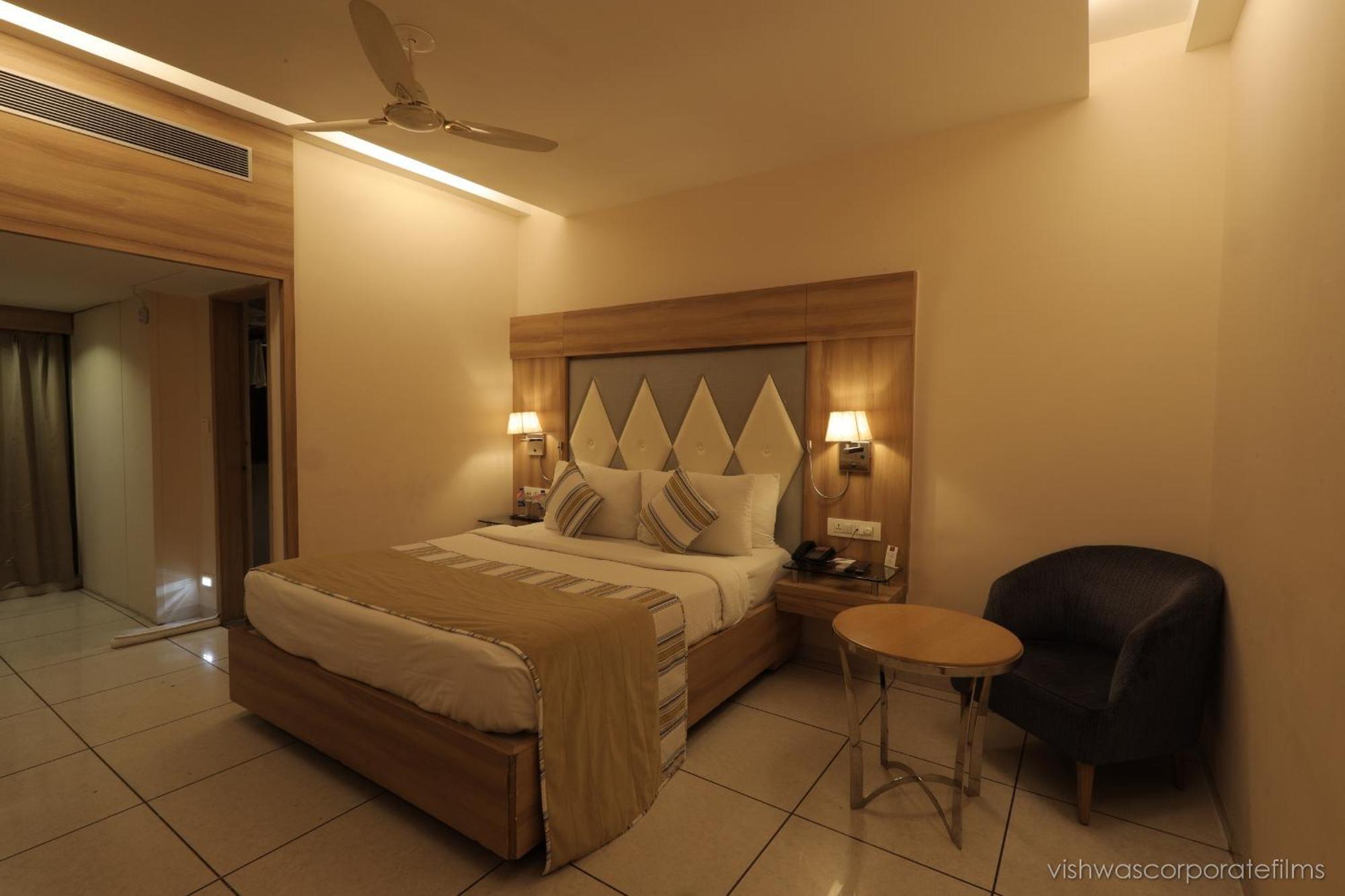 Rang Lords Inn Bharuch Exterior foto